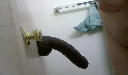 Deux salopes lubriques excitées femme de petite taille porno ont organisé un trio anal