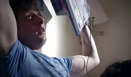 Le Ranch xxx fille de la propriétaire a amené sa servante à manger, mais après avoir vu son corps musclé, sa culotte était mouillée. Voyant l'excitation de la chienne, elle enleva sa robe et commença à développer son Anus.