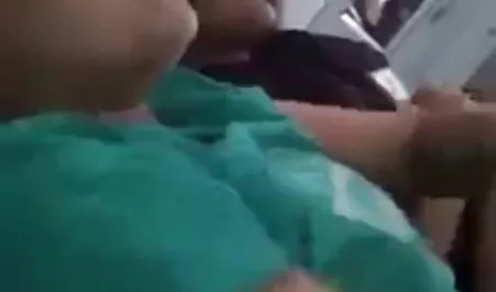 Le gars a baisé dans la forêt de deux porno la femme de ménage arbres.