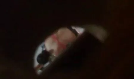 Le gars a filmé des relations sexuelles avec sa femme devant la caméra et a montré des Gros plans xxx entre fille en remplissant ses gros seins de sperme