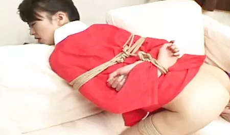 Trois belles jeunes filles lesbiennes ont des relations sexuelles de groupe dans une pièce lumineuse. Ils caressent la poitrine et le clitoris porno entre femme Amadou, chatte rasée. Sexe sensuel