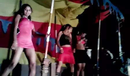 Brunette Rose Monroe enlève les mecs mignons et baise dans la voiture porno femme black