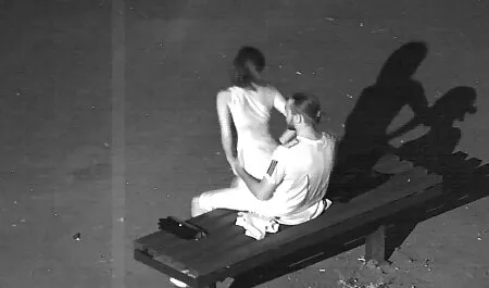 Brunette aux porno belle rousse gros seins Romi pluie embrasse la tête noire et baise homme noir