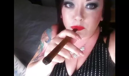 La blonde sexy portait une robe rouge érotique belle maman xxx et se baisait