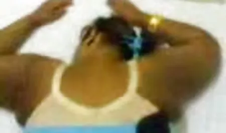 Comme une femme âgée se masturbe femme fontaine porno sa chatte.