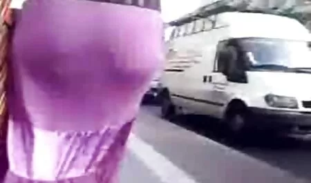 Les gars avaient désespérément besoin d'argent, alors une fille russe avec de petits seins baise maintenant un ami devant son petit ami bien-aimé, porno femme dominante seulement ce petit ami lui a offert un gros chèque de paie instantané pour avoir des relations sexuelles avec lui.