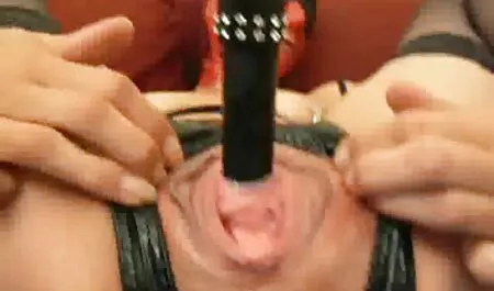 Il est fou de ses superbes scènes et porno femme âgée est toujours prêt à lécher un gâteau au chocolat sucré.