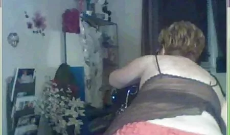 Chrissy Lynn suce la bite et lui demande porno femme et homme de la baiser entre de gros seins