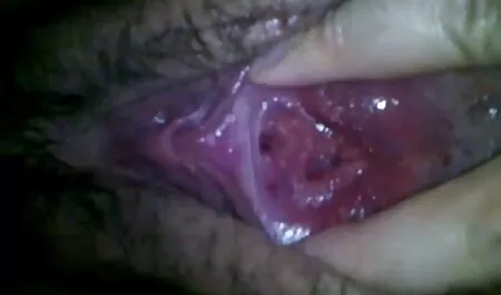 Jeune Jolie baise busty mature et tire sur téléphone portable. porno belle mère