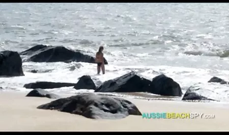 Alexa enfonce manga fille porno un entonnoir dans L'anus de Kaylee's et le crache.