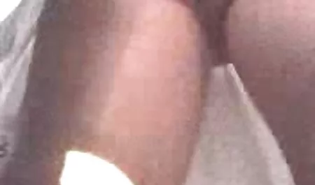 Deux lapins en chocolat avec xxl video lesbienne les yeux fermés lécher ami blanc.