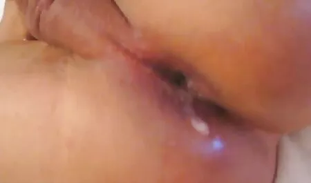 La blonde plantureuse a présenté une nouvelle robe et, décidant de faire des bagatelles, a écarté ses porno noir belle jambes. Le Joker ne s'attendait pas à obtenir un tel effet, les photographes l'ont pliée du Cancer et l'ont baisée avec tout.