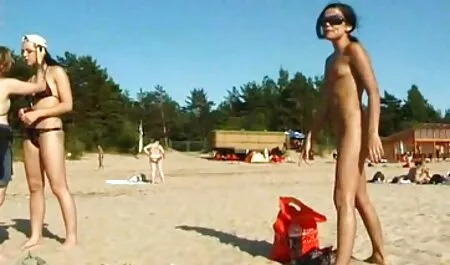La salope portait un gros gode porno des grosses fesses africaines ceinture et baise sa petite amie