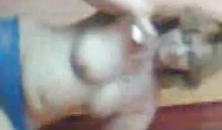 Trois belles filles caressent leurs porno femme dominante chattes dans le lit.