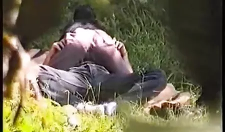 Le gars est l'art séduit à jolie blonde xxx la fois deux poussins.