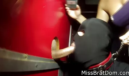 Deux jeunes lesbiennes se caressent passionnément dans la salle de porno homme cheval gym.