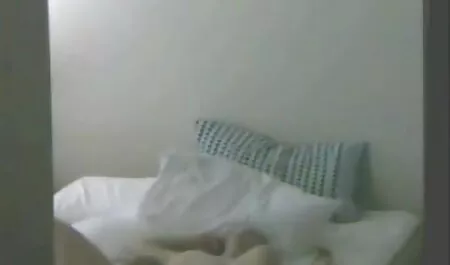 Michelle avec de belles Jambes porno femme vierges caresse un seul Membre.