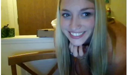 Busty delicious baise Blonde sexy en anal porno avec une belle femme