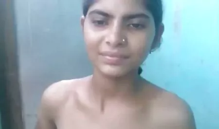 Ava Jay après le porno grosse femme africain lycée, se détend avec un Ami.