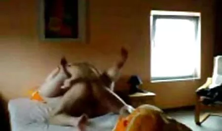 Fille Sexy avec de gros seins porno chien et femme a décidé de remettre son goujon sur le toit de sa maison. Il serre le clitoris avec ses doigts, après quoi le mâle traite sa chatte avec du Cunnilingus frais