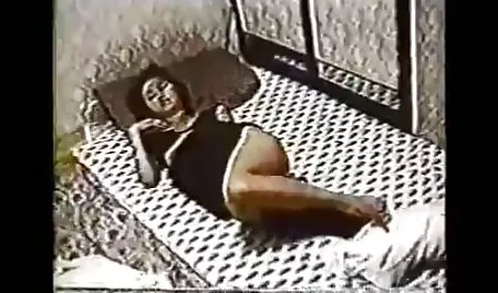 Bronzé brune avec D'énormes mamelons baise trio avec les fille sexy porno gars