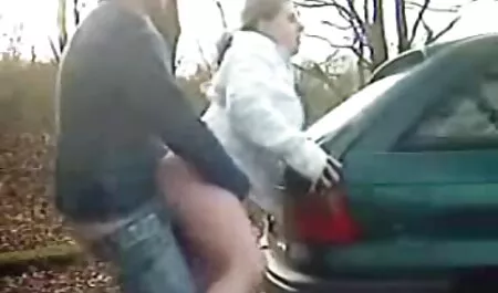 Un mec chauve baise passionnément une blonde sexy avec xxx animaux et femme son petit ami