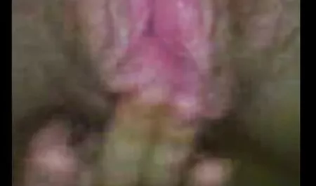 Le gars déplace la chienne des tresses lesbienne hard xxx et met sa bouche sur sa queue