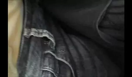 Deux hommes porno femme animaux ont parlé à une vendeuse et ont suggéré entre les cas qu'elle avait des relations sexuelles en groupe passionnées dans un appartement privé.