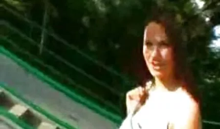 Sexy piscine cleaner porno fille timide baisée Brunette et satisfait avec elle