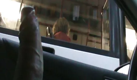 Deux jeunes porno femme au gros seins filles lesbiennes sexy caressent doucement les langues