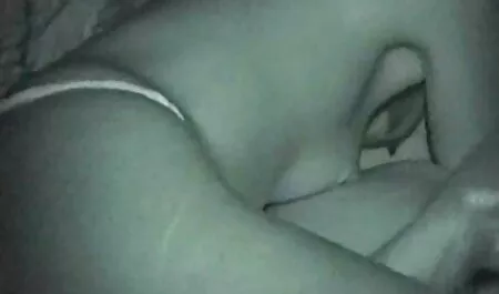 Au début, le gars a nourri le sperme porno animal femme de la fille, puis a recruté