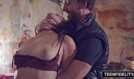 Brunette Ryan sourit porno de fille avec un énorme cul et seins baise noir