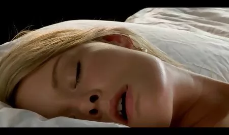 La beauté Blonde porno femme noir aime poser pour le sexe devant la caméra