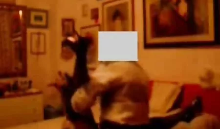 Sensuelle Kalina Ryu lèche porno animaux et femme L'Anus de son mari et suce sa bite