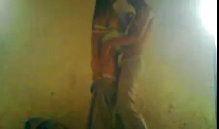 Sale et ivre salope est allé aux toilettes pour grosse femme porno enlever sa chatte