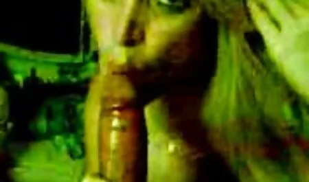Le mec a versé du sperme porno femme petite taille sur tout le visage d'une brune.