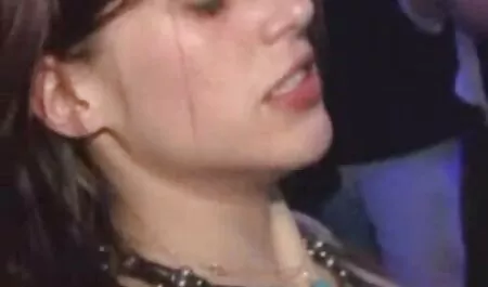 Il a nourri la Brune avec sa grosse porno vierge black Bite et a fini son Visage.