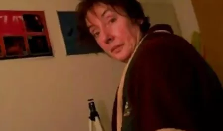 Belle femme avec beaucoup de tatouages sur son corps, aime porno gros femme black sucer un membre d'un homme qui a l'air stupide