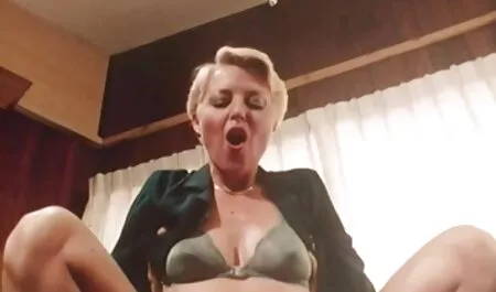 Propagation porno belle famme élastique fesses d'une blonde sexy baise son anal dur en public