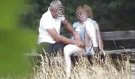 Le mec porno pour fille vierge baise la chienne comme une jument et éjacule avec elle