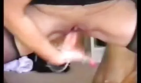 Busty tranny porno femme en grossesse huilé sa bite et secoua