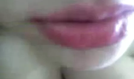 Brunette Mandy Muse d'abord sucé un ami, puis a pris deux bites à la porno avec ma fille fois.