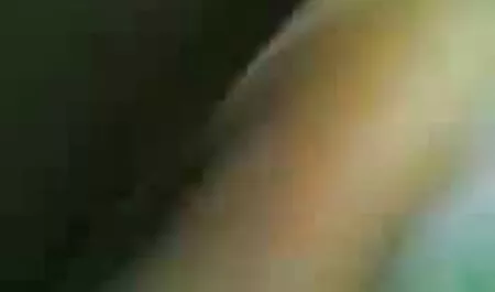 Le mec lèche passionnément ses femme et chien porno seins potelés