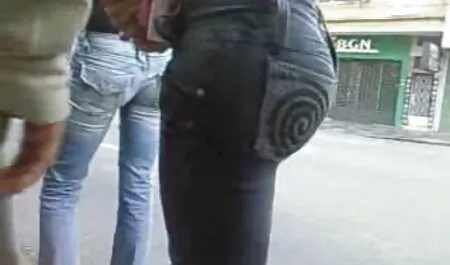 Le mec baise dans sa voiture une fille juteuse porno pour femme avec un gros cul.