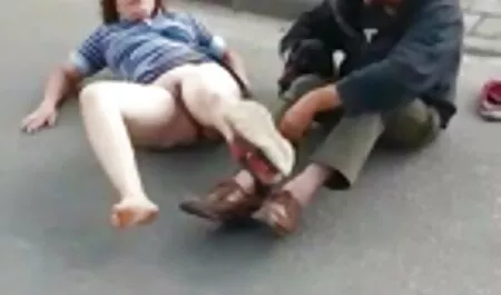 Le mari a mis sa femme à quatre pattes, a porno grosse black mis un préservatif sur un membre, a allumé la caméra et l'a serrée.