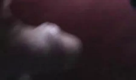 Jolie fille blonde caresse la chatte et suce la bite porno femme trompe son mari