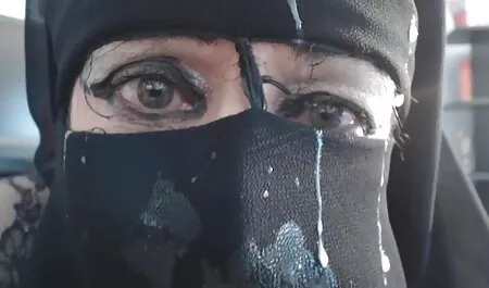 Le gars trouve sa copine sexy se masturbe dans son porno gratuit femme ronde lit, sucer sa bite salope mature s'assoit sur jeune bite dure et lui baise dur