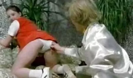 Le gars fait un Massage pour une fille et porno chien avec femme la baise sur la table.