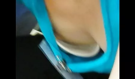 Busty blonde Cherie Deville soulève sa Jambe et se fait porno avec des filles baiser avec le Cancer