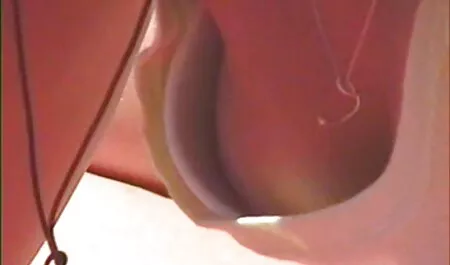 Brune porno mère et fils français chaude en lingerie érotique rouge caresse ses gros seins et mamelons juteux et son doigt baise sa chatte cornée